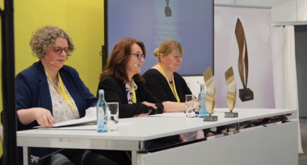 Preisverleihung: DELIA-Literaturpreis 2027 am 21.03.2026 auf der Leipziger Buchmesse v.l.n.r. Petra Schier (Jury-Vorsitzende, Rena Fischer (Präsidentin), Jana Lukas (Vizepräsidentin)